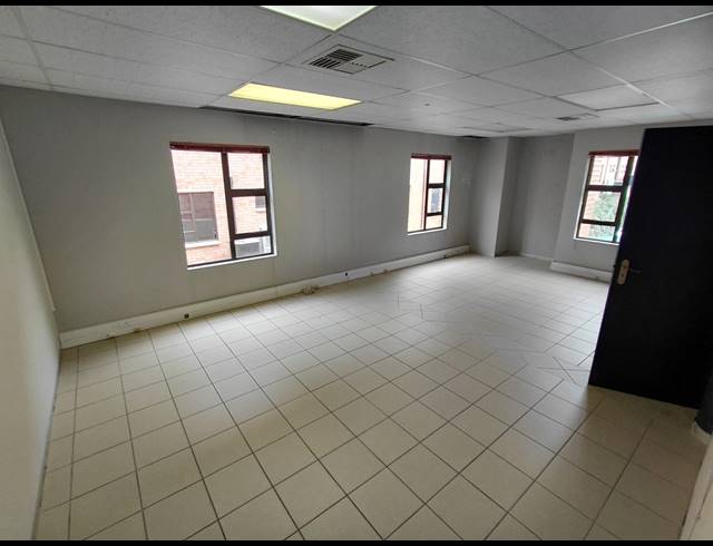 151M² OFFICE TO LET IN FOURWAYS